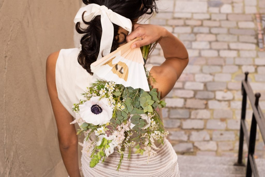 Éventail Mauve Foncé Avec Paillettes Cousues - Neuf Avec étiquettes - Accessoire De Soirée