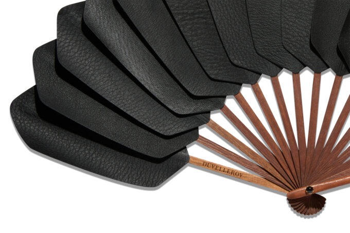 Éventail Palmettes Cuir Noir logo gravé détail