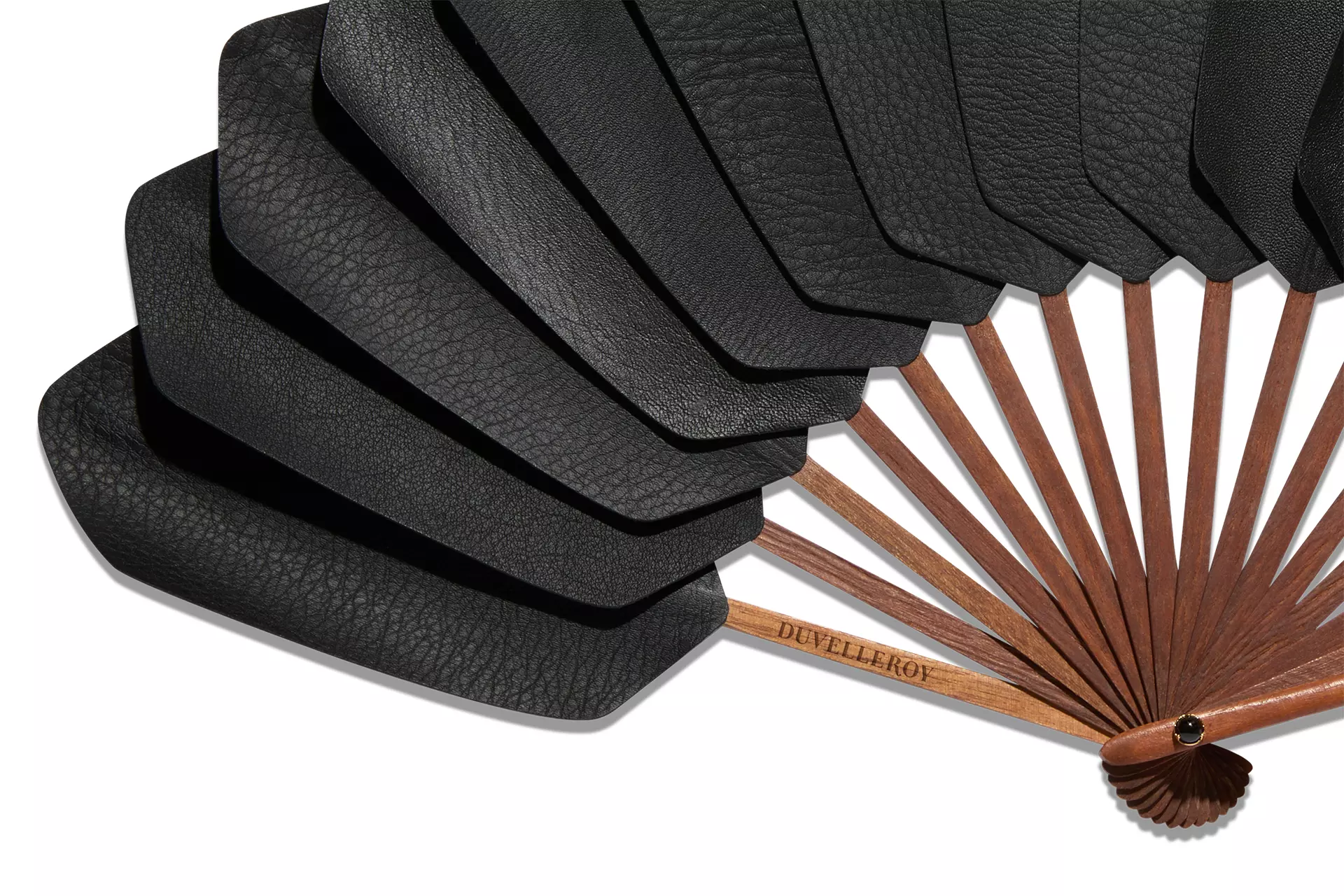 Éventail Palmettes Cuir Noir logo gravé détail