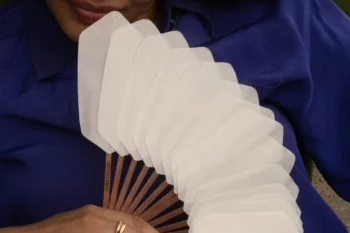 Éventail Palmettes coton ivoire porté