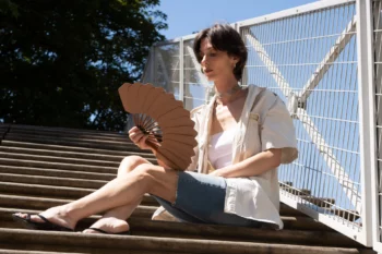 Éventail Palmettes cuir beige porté