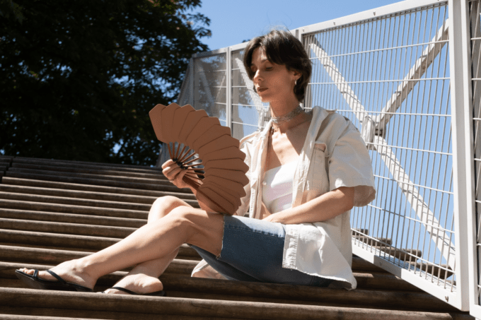 Éventail Palmettes cuir beige porté