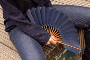 Éventail Palmettes cuir bleu porté