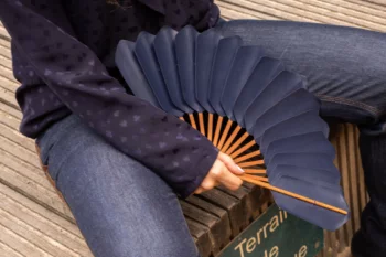 Éventail Palmettes cuir bleu porté
