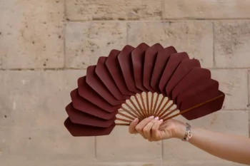 Éventail Palmettes cuir framboise porté main