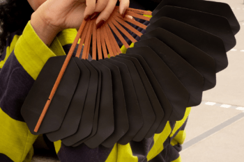 Éventail Palmettes cuir noir porté