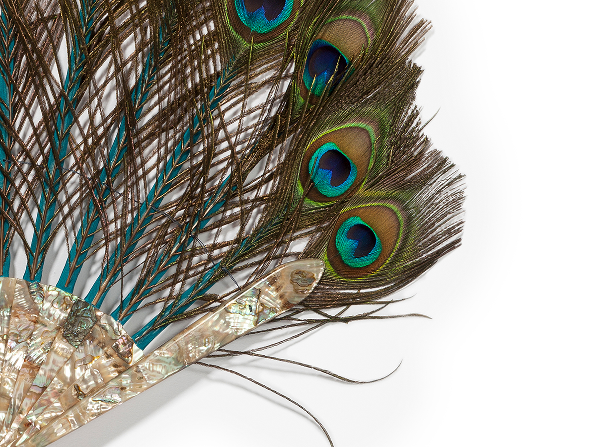 Peacock feather and mother-of-pearl frame Couture Hand-fan