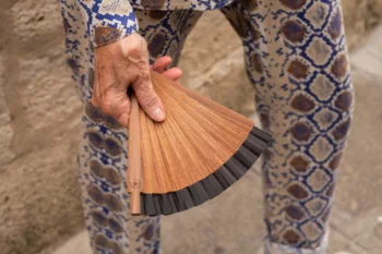 Éventail Pocket Fan noir porté