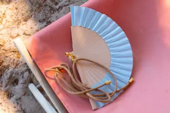 Eventail Take away celeste porté