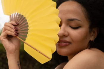 Éventail Palmettes coton jaune porté