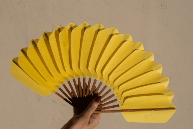 Éventail Palmettes coton jaune porté main
