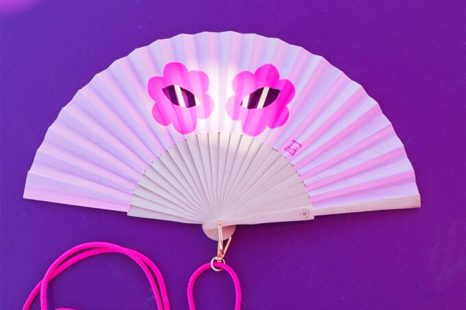 Eventail Uchronia x Duvelleroy masque fleur rose fond violet format fiche