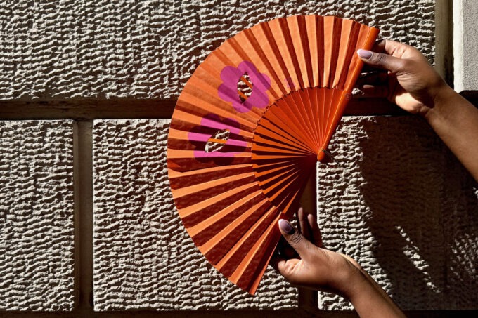 Eventail masque fleur uchronia orange bélière porté main format fiche