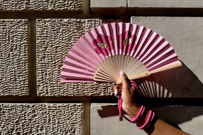Eventail-masque-fleur-uchronia-rose-belierre-cordon-porte-main-format-fich
