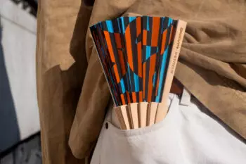 Anamorphée x Duvelleroy éventail orange et bleu porté format fiche