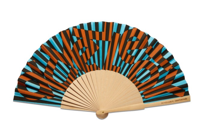 Anamorphée x Duvelleroy – Éventail Turquoise Orange fond blanc web © Vasilisa Ganakova