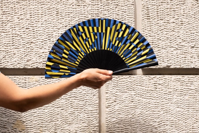 Anamorphée x Duvelleroy éventail jaune bleu azur porté main format fiche