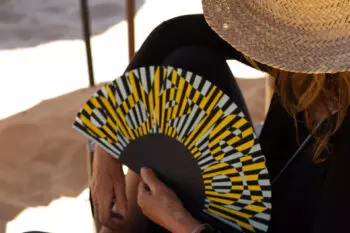 Anamorphée x Duvelleroy éventail jaune vert d'eau porrté 2 format fiche