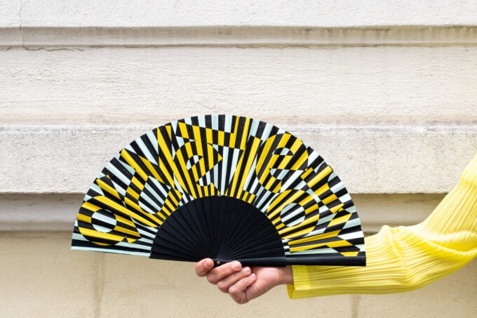 Anamorphée x Duvelleroy éventail jaune vert d'eau porté main format fiche