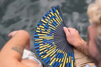 Anamorphee-x-Duvelleroy-eventail-jaune-et-bleu-azur-porte-2-format-fiche