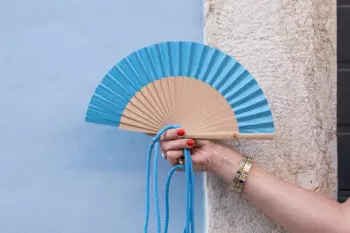 Eventail Take Away Bleu porté main format fiche