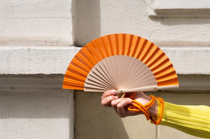 Eventail Take Away Orange porté main forrmat fiche