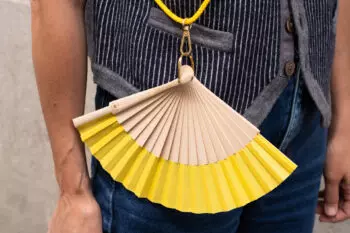 Eventail Take Away jaune porté format fiche