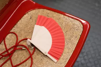 Eventail Take away rouge porté Format fiche