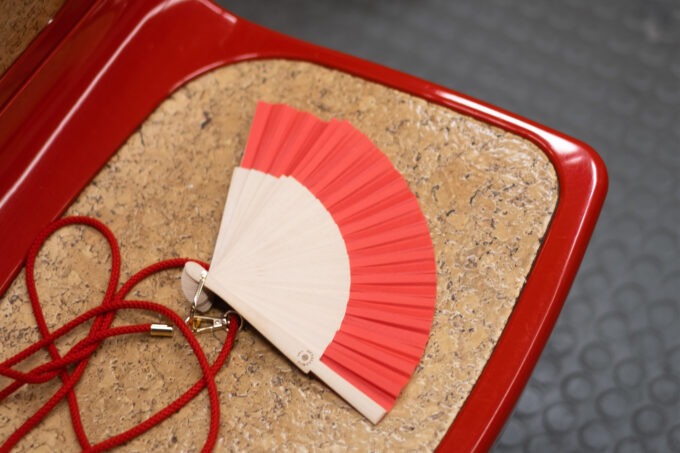 Eventail Take away rouge porté Format fiche