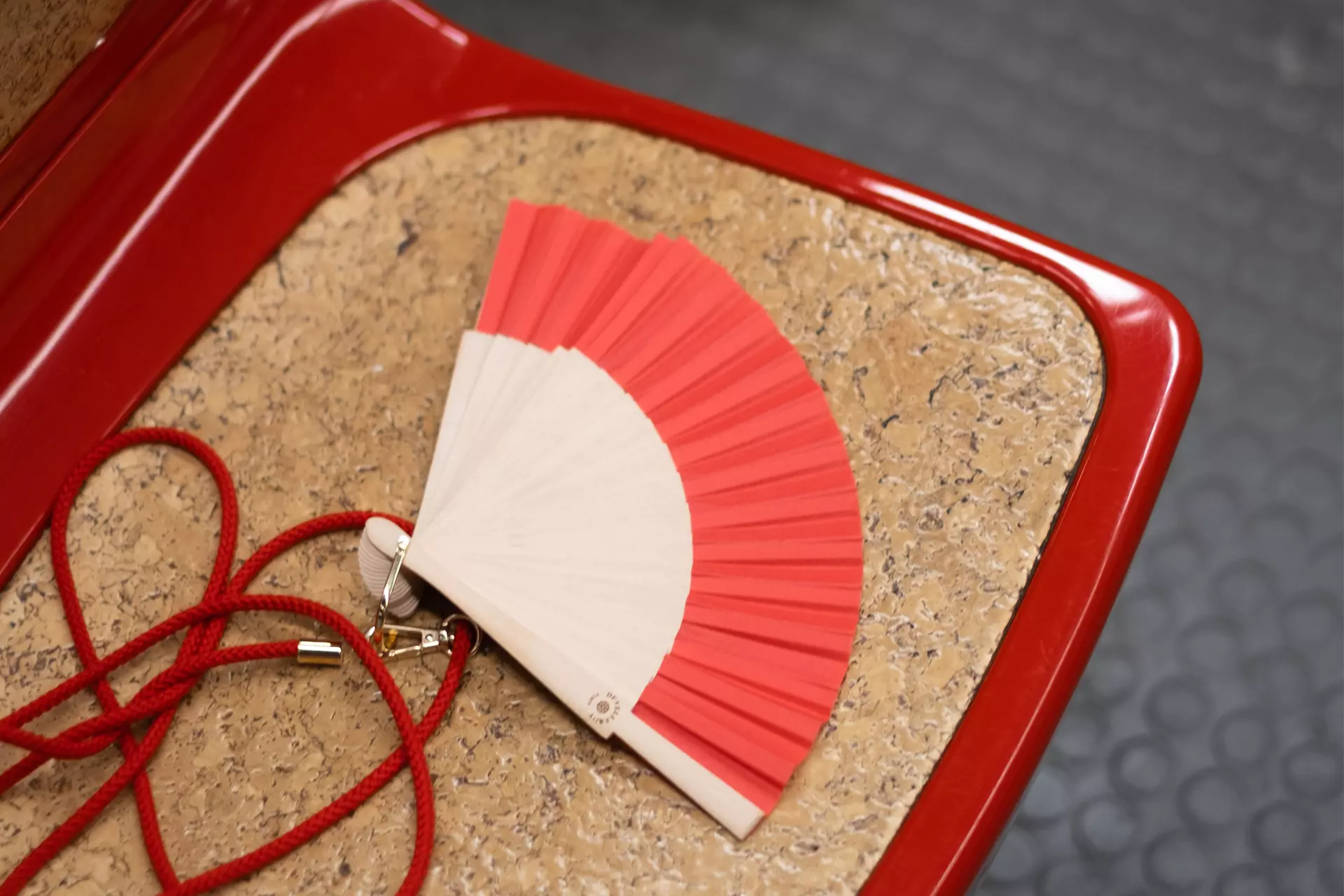 Eventail Take away rouge porté Format fiche