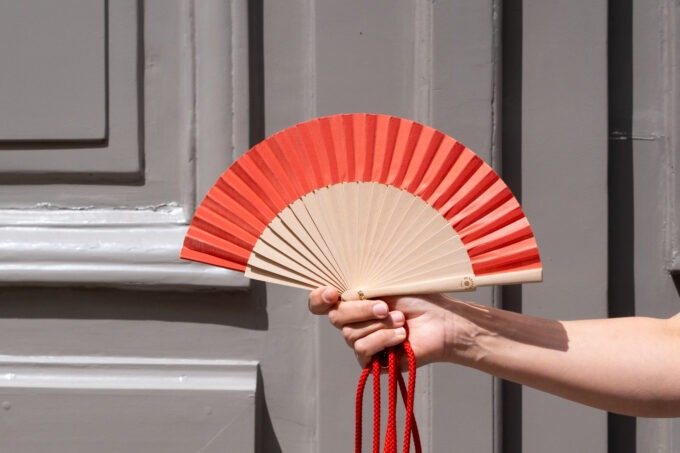 Eventail Take away rouge porté main format fiche