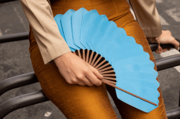 Éventail Palmettes coton turquoise porté